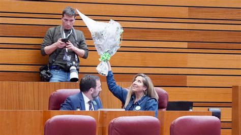 Los críticos de Vox en Salamanca simbolizan con flores su pulso a