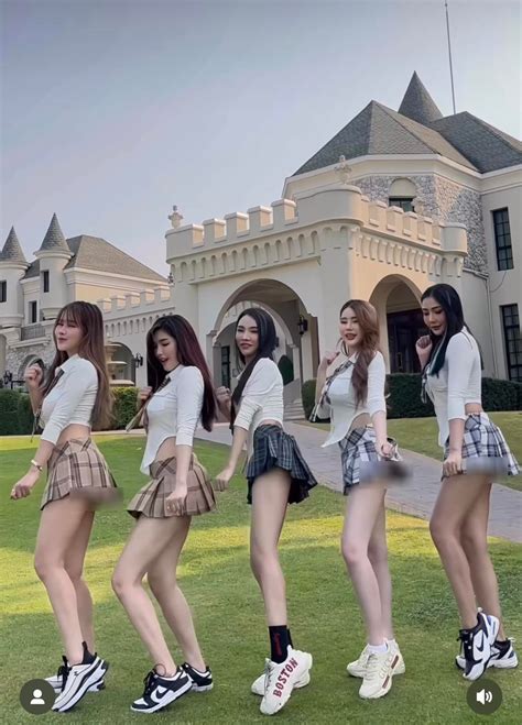 Dàn hot girl mặc đồng phục nữ sinh thực hiện vũ đạo phản cảm