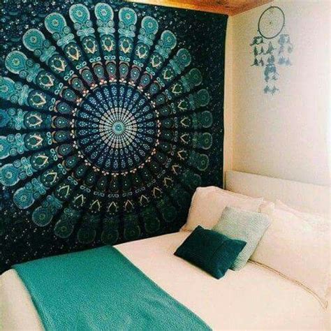 Lindo usou a canga de mandala como decor na parede Decoração quarto