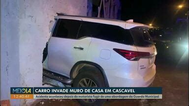 Meio Dia Paraná Cascavel Motorista bate em muro ao fugir de