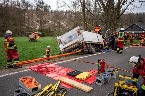 Schwerer Unfall Auf Der B54 Bei Kierspe Zwei Insassen In Transporter