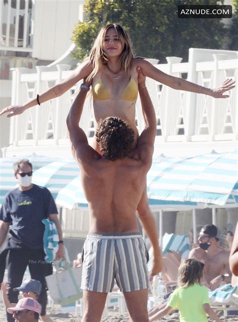 Delilah Belle Hamlin Sexy Enjoying The Beach While Flaunting Her Hot