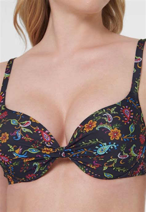 7 Hot Sexy Madeleine Chalk Bikini Pics