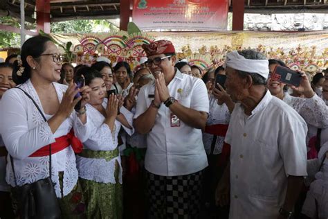 Bupati Sanjaya Hadiri Upacara Ngaben Bersama Di Desa Tista Dan Marga