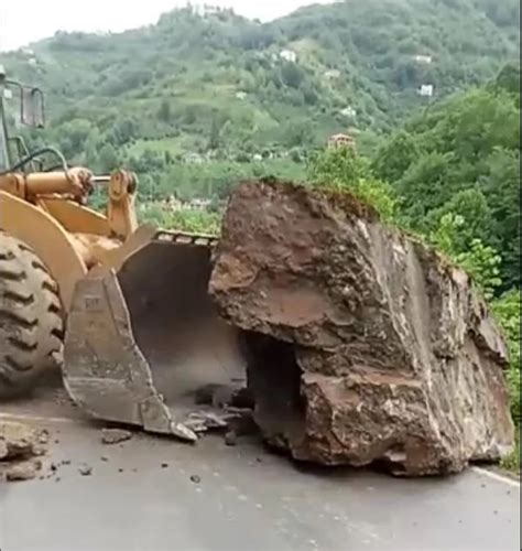 Trabzon Da Heyelan D En Dev Kaya Par Alar Karayolunu Kapatt Son