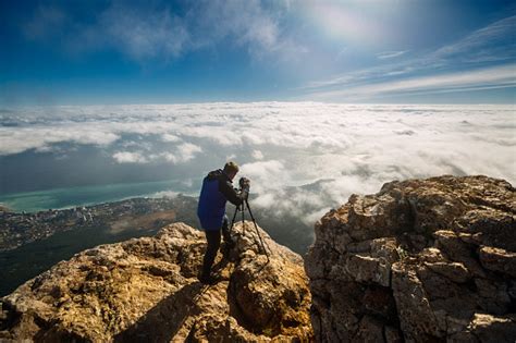 Manusia Berdiri Dengan Tripod Dan Kamera Di Puncak Gunung Tinggi Di