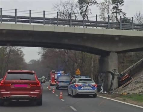 Śmiertelny wypadek na DK88 Kierowca wjechał w filar wiaduktu W Zabrzu