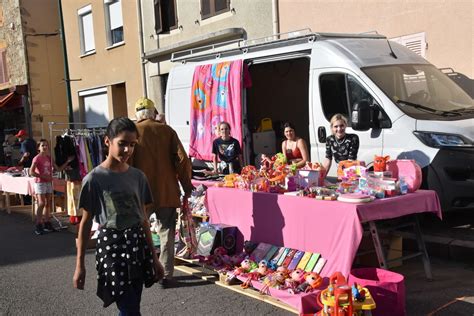 EN IMAGES St Christophe En Brionnais La Foule Pour Le Vide Greniers