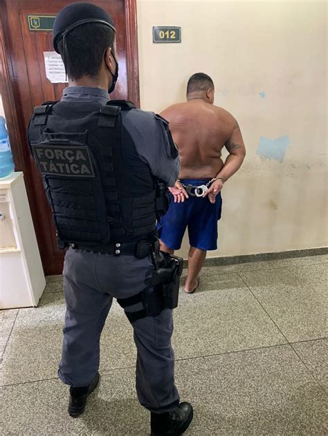 Força Tática flagra homem embalando drogas em casa SelesNafes