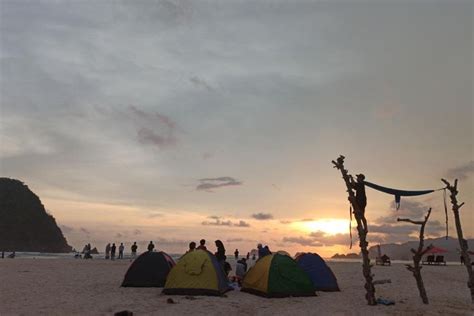 Panduan Wisata Pantai Pulau Merah Banyuwangi Ada Tips Lihat Sunset