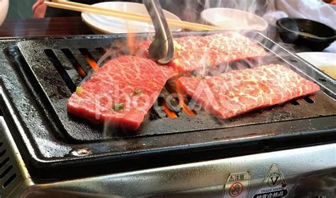 焼肉を焼いているところ No 28037047｜写真素材なら「写真ac」無料（フリー）ダウンロードok