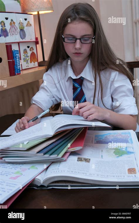 Jeune Fille Fait Ses Devoirs Dans Luniforme Scolaire Photo Stock Alamy