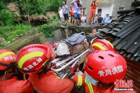 直击湖北黄梅一村庄山体滑坡搜救现场