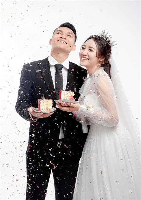 Cưới chàng cầu thủ nghèo hot girl Nghệ An có cuộc sống như mơ liên tiếp tậu xế hộp tiền tỷ