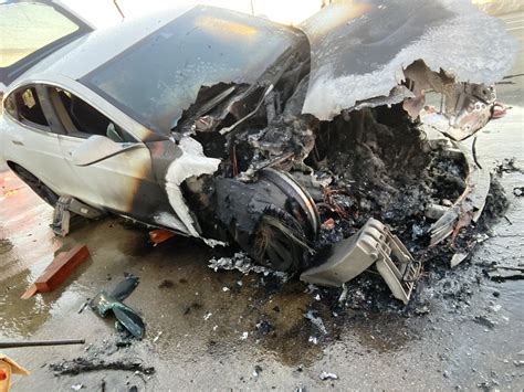 Electric Vehicle Spontaneously Caught Fire While Driving On The Highway