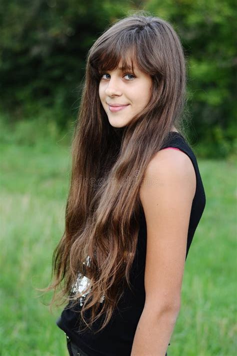 Ragazza Teenager Del Brunette Sulla Natura Fotografia Stock Immagine Di Bellezza Bello 26402046