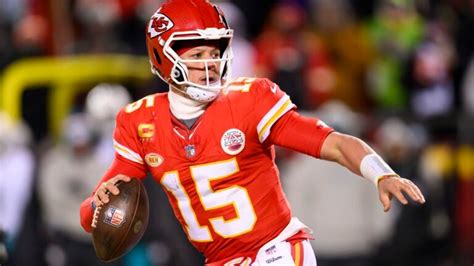 Patrick Mahomes leads Chiefs to 26-7 playoff win over Miami