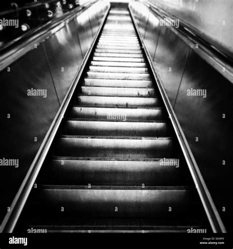 Rolltreppe Schwarzweiß Stockfotos und bilder Alamy