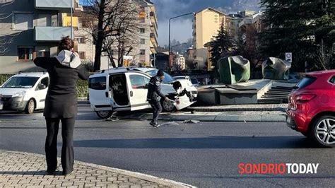 Sbaglia Lo Stop E Sbatte Con L Auto Davanti Poi Finisce Nella Rotonda