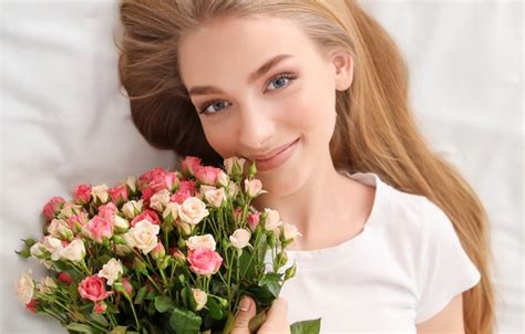 Wallpaper Look Girl Flowers Smile Mood Roses Bouquet Makeup