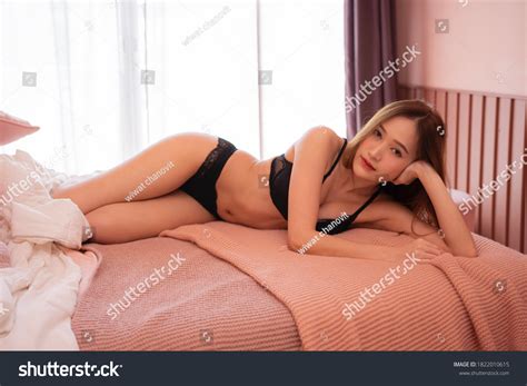 Sexy Asian Women Black Lingerie Laying Stock Foto 1822010615 Shutterstock