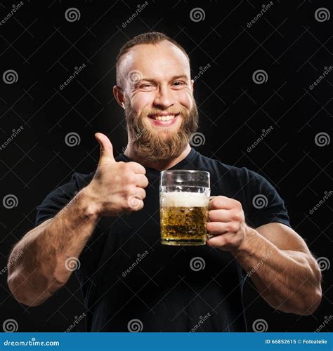 Cerveja Bebendo Do Homem Farpado De Uma Caneca De Cerveja Sobre O Fundo