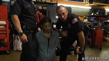 Hombres gays teniendo sexo con porno primera vez follados por la policía XVIDEOS