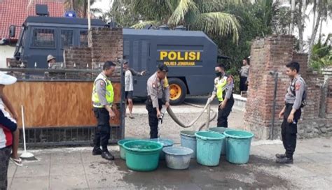 NUSABALI Polres Jembrana Kerahkan Truk AWC Dan Salurkan Air Door