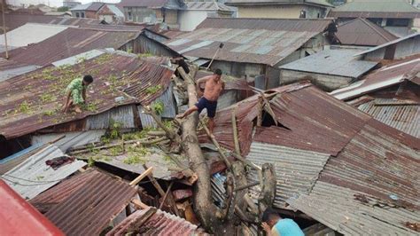 Angin Kencang 2 Rumah Warga Di Sindulang Manado Sulawesi Utara