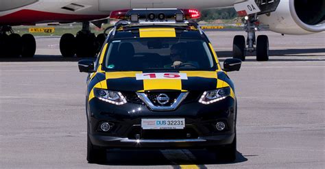 Einmalig Fahren Sie Im Follow Me Car Am Düsseldorf Airport Mit