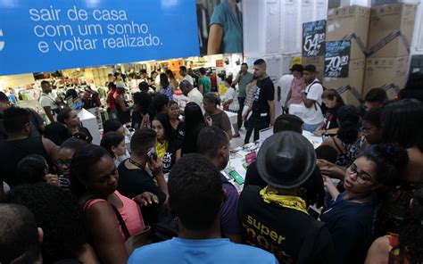 Jornal Correio Tudo Por Uma Promo O Consumidores Lotam Lojas Dos