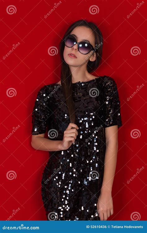 Mooi Donkerbruin Meisje In Een Zwarte Kleding En Zonnebril Brunette Met Lang Zwart Haar Stock