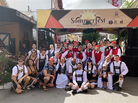 Desfile E Apresenta O Na Sommerfest Domingos Martins Es