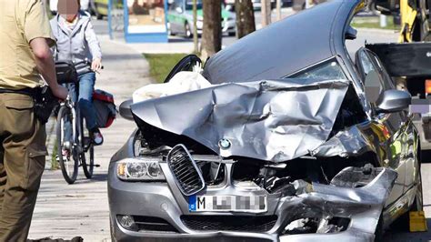 Bmw Und Vw Bus Krachen In Moosach Frontal Ineinander