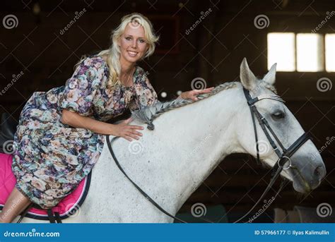 Femme Blonde S Asseyant Sur Un Cheval Image Stock Image Du Avec Rouge