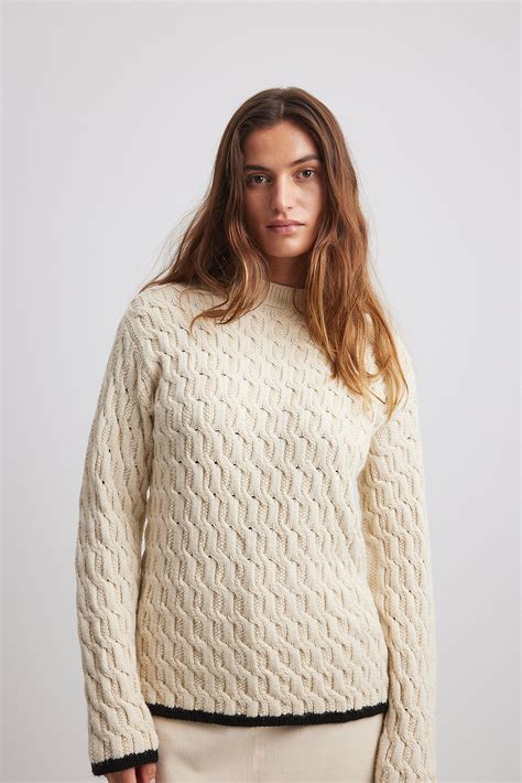 Round Neck Knitted Sweater Beige Na Kd