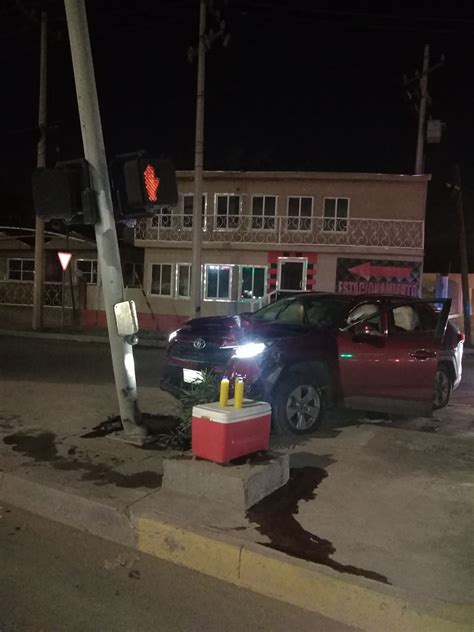 Conductor a exceso de velocidad choca y derriba semáforo en la Gómez