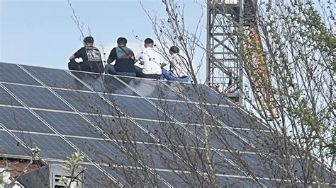 Jugendliche Klettern Auf Dach Der Grundschule In Krumbach Polizeieinsatz