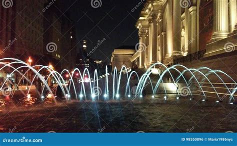 Fuente De Agua Delante Del Museo De Arte Metropolitano En Manhattan