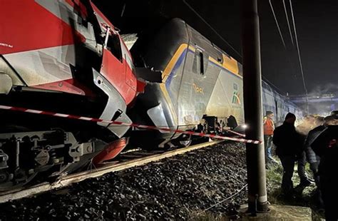 Super Fm Choque De Trenes En Italia Deja Heridos Leves Y Caos En