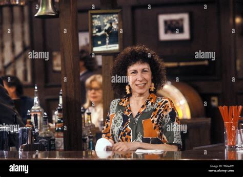 Cheers tv rhea perlman hi-res stock photography and images - Alamy