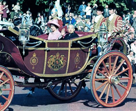 昭和46年9月27日～10月14日、両陛下は欧州7か国を親善訪問された。写真はエリザベスⅡ女王と馬車に乗る昭和天皇。ちなみに、”在任中の天皇