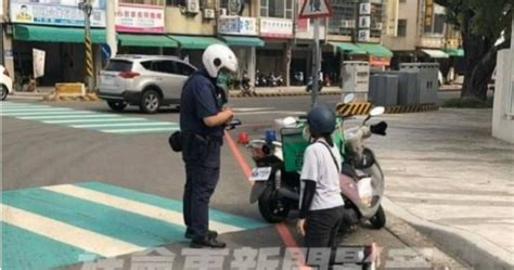 台中女外送員未兩段式左轉遭開單 「當街下跪」向警求情畫面曝 社會 Ctwant