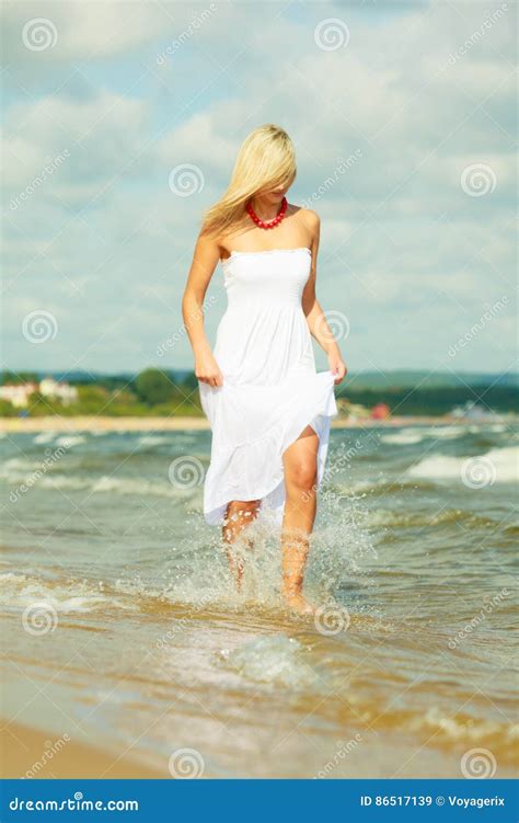 Robe De Port De Femme Blonde Marchant Dans L Eau Image Stock Image Du