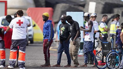 Maxi Sbarco A Lampedusa Migranti Stipati Su Barcone La Stampa