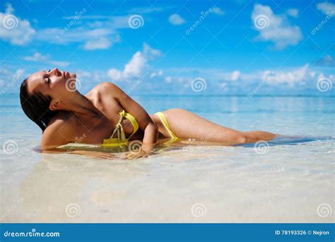 Femme Dans Le Bikini Prenant Un Bain De Soleil Sur La Plage Dans Exuma Bahamas Photo Stock