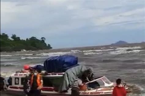 Seedboat Sinergi Dihantam Gelombang Tinggi Di Perairan Sukadana