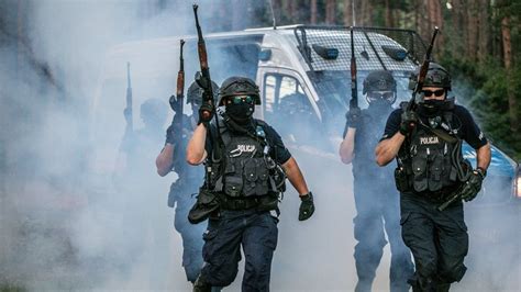 MSWiA wysyła policjantów na granicę Pojedzie więcej prewencji i