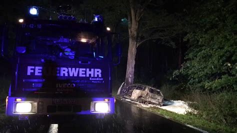 Auto prallt bei Storkow LOS gegen einen Baum und fängt Feuer Fahrer