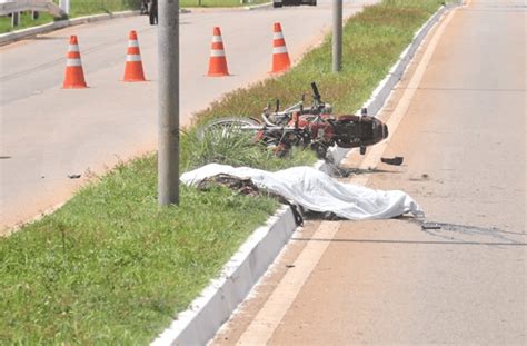 Haitiano morre após bater moto em poste PHD News